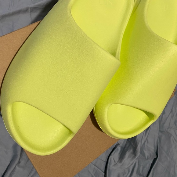 Yeezy glow green slides - Picture 6 of 7